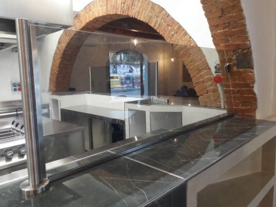 Barriera in vetro 10mm + f.l. + tempera + tubolare in acciaio per ristorante
