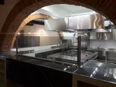 Barriera in vetro 10mm + f.l. + tempera + tubolare in acciaio per ristorante