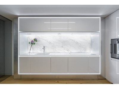 Schienale cucina in vetro temperato 6mm effetto marmo di Carrara bianco